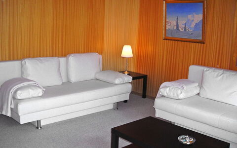 Grindelwald 255: Møbel, Bord, Ejendom, Couch, Komfort, Træ, Rektangel, Stue, Lampe, Indretning