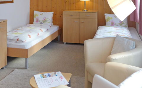 Grindelwald 255: Møbel, Ejendom, Komfort, Hvid, Cabinetry, Couch, Indretning, Træ, Textile, Belysning