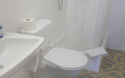 Grindelwald 255: Sanitærarmatur, Toiletbræt, Badeværelsesvask, Ejendom, Toilet, Badeværelse, Purple, Tap, Indretning
