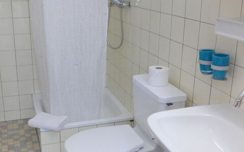Grindelwald 255: Toiletbræt, Ejendom, Sanitærarmatur, Toilet, Hvid, Purple, Badeværelse, Badeværelsesvask, Vvs