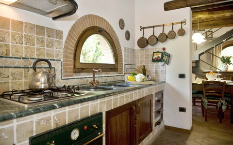 La Capinera: Countertop, Værelse, Ejendom, Køkken, Bygning, Flise, Cabinetry, Indretning, Møbel, Håndvask