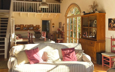 La Cenerara: Møbel, Indretning, Gulvbelægning, Træ, Stol, Couch, Etage, Bord, Værelse, Stue