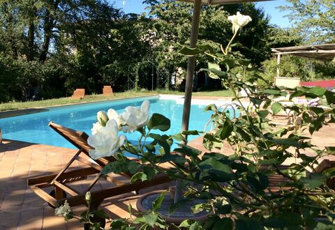 La Cenerara: Ejendom, Blomst, Plante, Ejendom, Botanik, Hus, Svømmepøl, Træ, Hjem, Villa