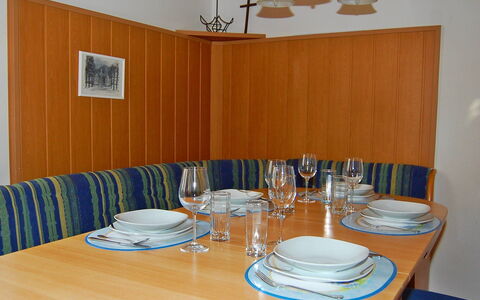 Krechen Alm: Værelse, Spisestue, Bord, Orange, Ejendom, Møbel, Indretning, Restaurant, Bordservice, Drinkware