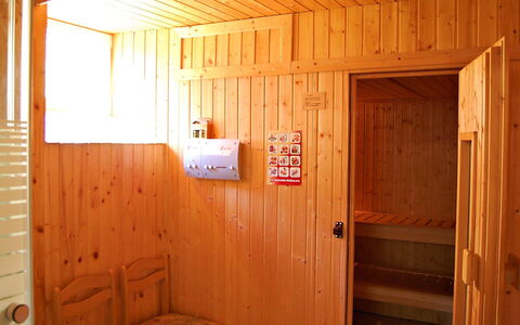 Krechen Alm: Værelse, Bejdse, Træ, Bygning, Bjælkehytte, Tømmer, Hårdttræ, Møbel, Hus