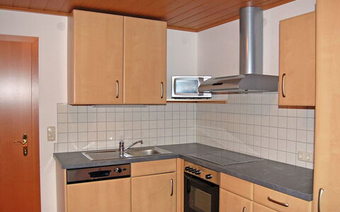 Krechen Alm: Ejendom, Cabinetry, Værelse, Køkken, Countertop, Møbel, Orange, Indretning, Hus, Bygning