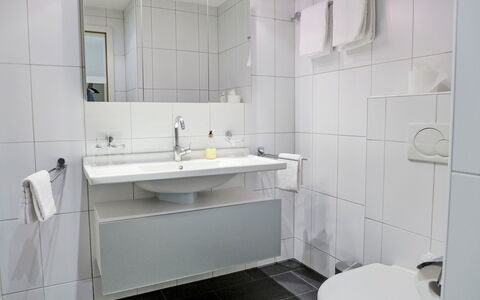 Grindelwald 260: Indretning, Gulvbelægning, Etage, Værelse, Sanitærarmatur, Håndvask, Loft, Tap, Badeværelse, Vvs