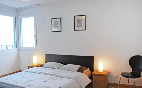 Top Lakeview: Soveværelse, Værelse, Møbel, Seng, Ejendom, Etage, Indretning, Væg, Bed Frame, Sengetøj