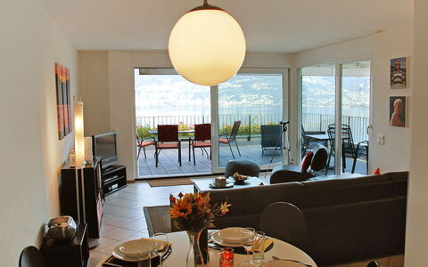 Top Lakeview: Værelse, Spisestue, Indretning, Gul, Ejendom, Møbel, Bord, Bygning, Restaurant, Hjem