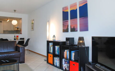 Top Lakeview: Møbel, Stue, Billedramme, Reoler, Komfort, Husholdningsapparat, Television, Computer Desk, Lampe, Etage
