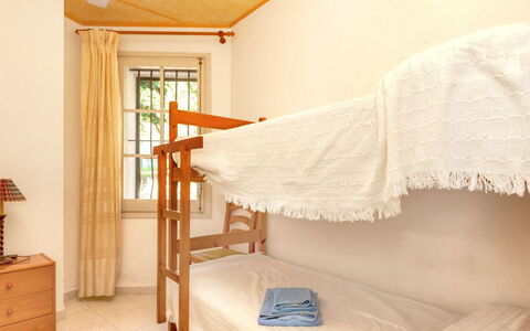 La Rectoria Ii: Møbel, Ejendom, Komfort, Træ, Skygge, Textile, Indretning, Cabinetry, Vindue, Bed Frame