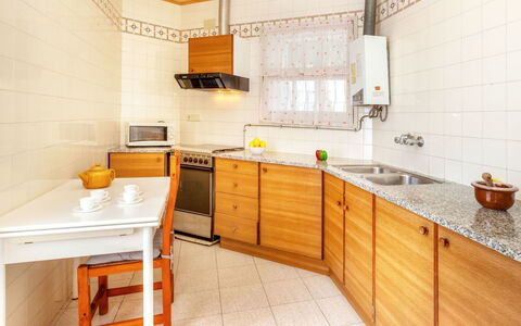 La Rectoria Ii: Cabinetry, Køkkenvask, Møbel, Countertop, Håndvask, Ejendom, Tap, Sanitærarmatur, Træ, Køkken