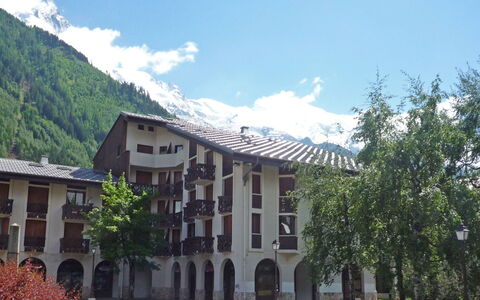 Chamonix 780: Sky, Himmel, Ejendom, Bygning, Plante, Vindue, Træ, Arkitektur, Urban Design, Boligområde