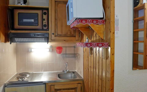 Chamonix 780: Værelse, Ejendom, Køkken, Cabinetry, Større Bandage, Countertop, Møbel, Køkken Apparat, Komfur, Husholdningsapparat