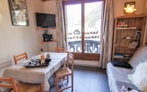Chamonix 780: Billedramme, Møbel, Bord, Ejendom, Træ, Dør, Indretning, Arkitektur, Stue, Etage