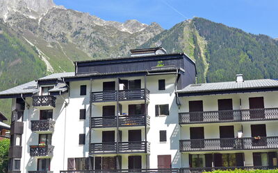Chamonix 780: Bjerg, Himmel, Bygning, Ejendom, Vindue, Grøn, Urban Design, Hus, Ejerlejlighed, Sky