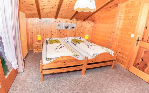 Kelly: Værelse, Møbel, Seng, Ejendom, Soveværelse, Bed Frame, Attic, Indretning, Hus, Bygning