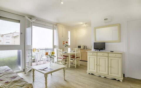 Les Amandiers: Møbel, Cabinetry, Ejendom, Træ, Indretning, Countertop, Bygning, Bord, Belysning, Stueplante
