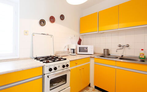 Cyklamen: Værelse, Køkken, Gul, Ejendom, Orange, Cabinetry, Møbel, Indretning, Countertop, Bygning