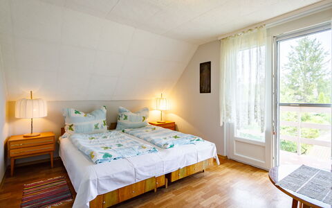 Cyklamen: Møbel, Bygning, Bord, Vindue, Komfort, Træ, Textile, Belysning, Indretning