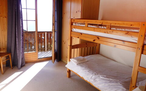 Arche: Seng, Møbel, Værelse, Soveværelse, Bed Frame, Køjeseng, Ejendom, Hostel, Hus, Etage
