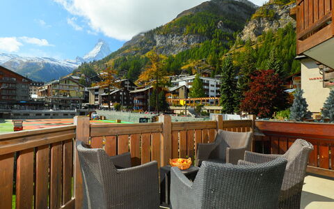 Zermatt 470: Ejendom, Bjerg, Ejendom, Himmel, Bygning, Bjergkæde, Altan, Værelse, Restaurant, Hus