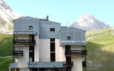 Tignes 280: Himmel, Bygning, Bjerg, Ejendom, Sky, Vindue, Arkitektur, Hus, Plante, Facade