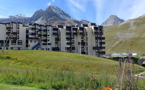 Tignes 290: Sky, Himmel, Plante, Bjerg, Bygning, Økoregion, Naturlige Landskab, Land Lot, Græs, Almindeligt