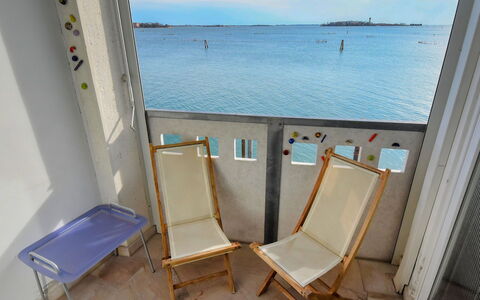 Venezia Giudecca 830: Vand, Himmel, Ejendom, Sky, Bygning, Azure, Vindue, Hus, Stol, Skygge