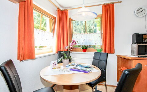 Christian: Værelse, Ejendom, Møbel, Indretning, Spisestue, Bygning, Gardin, Bord, Hus, Ejendom