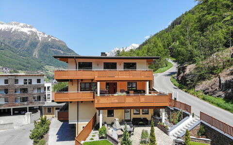 Sölden 100: Himmel, Bjerg, Plante, Bygning, Ejendom, Vindue, Arkitektur, Urban Design, Træ, Fritid
