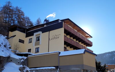 Sölden 100: Himmel, Bygning, Ejendom, Sne, Træ, Vindue, Hældning, Facade, Tag, City