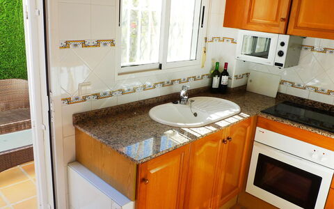 Bella Tierra: Countertop, Værelse, Håndvask, Ejendom, Møbel, Cabinetry, Køkken, Flise, Etage, Badeværelsesskab