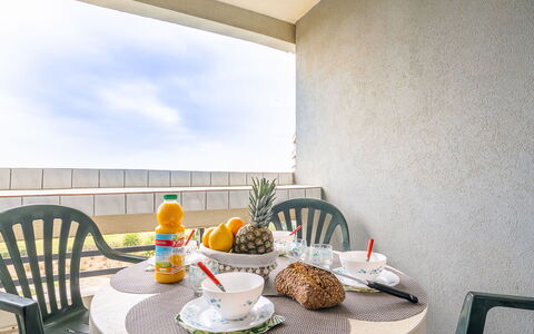 Canet-Plage 310: Bord, Bordservice, Møbel, Ejendom, Stol, Mad, Textile, Tallerkner, Plade, Udendørs Møbler