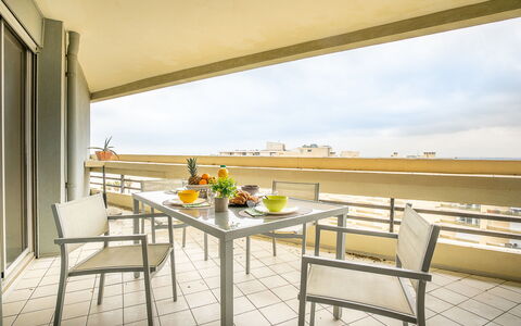 Canet-Plage 310: Møbel, Himmel, Bord, Bygning, Blomst, Sky, Plante, Træ, Skygge, Stol