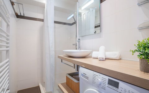 Canet-Plage 310: Vaskerum, Spejl, Plante, Sanitærarmatur, Tap, Badeværelsesskab, Cabinetry, Håndvask, Stueplante, Badeværelse