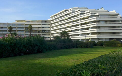 Canet-Plage 310: Himmel, Bygning, Plante, Ejendom, Højhus, Land Lot, Urban Design, Hus, Vegetationen, Ejerlejlighed
