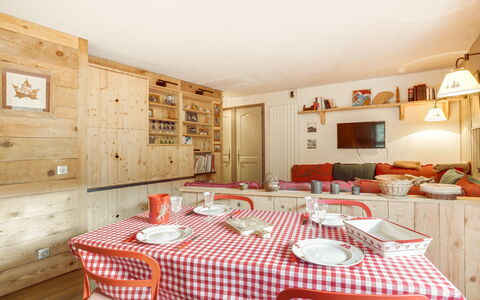 Saint Gervais 181: Bord, Møbel, Cabinetry, Ejendom, Bygning, Stol, Dug, Indretning, Billedramme, Dekoration