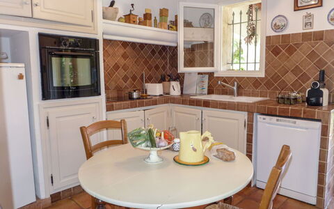 Le Petit Olivier: Møbel, Cabinetry, Ejendom, Bord, Countertop, Stol, Træ, Belysning, Indretning, Køkken