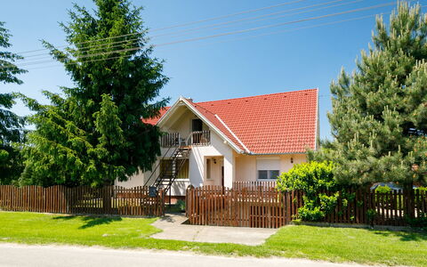 Balatonoszod 950: Plante, Himmel, Ejendom, Bygning, Træ, Land Lot, Vindue, Hegn, Hus, Græs