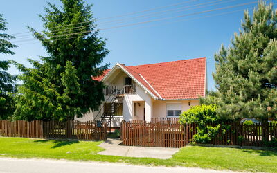 Balatonoszod 950: Plante, Himmel, Ejendom, Bygning, Træ, Land Lot, Vindue, Hegn, Hus, Græs