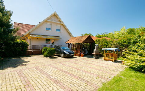 Scarlett: Plante, Himmel, Bygning, Ejendom, Vejbelægning, Hus, Træ, Land Lot, Sommerhus, Vindue