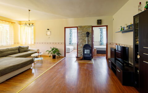 Scarlett: Couch, Møbel, Ejendom, Cabinetry, Indretning, Træ, Vindue, Belysning, Stue, Etage