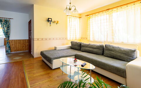 Scarlett: Couch, Møbel, Ejendom, Vindue, Komfort, Window Blind, Indretning, Træ, Bord, Etage