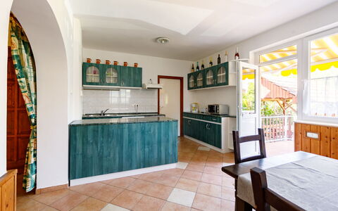Scarlett: Cabinetry, Træ, Køkken, Countertop, Vindue, Indretning, Stueplante, Stue, Gulvbelægning, Etage