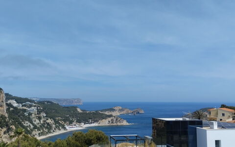 Balcon al Mar: Himmel, Vand, Sky, Bygning, Plante, Coastal Og Oceaniske Landskabsformer, Træ, Vindue, Urban Design, City