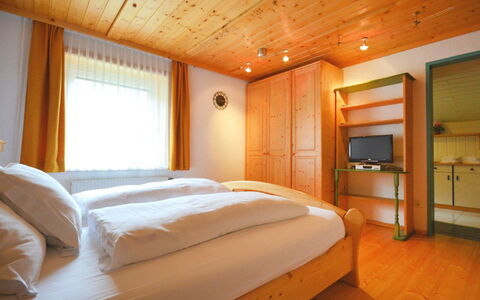 Ferienhaus Kofler: Seng, Soveværelse, Værelse, Møbel, Ejendom, Sengetøj, Bed Frame, Sengetøj, Indretning, Loft