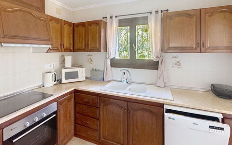 El Paradiso: Cabinetry, Køkken, Countertop, Møbel, Køkken Apparat, Træ, Større Bandage, Indretning, Gulvbelægning, Køkkenvask