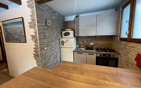Maison Novel: Cabinetry, Countertop, Håndvask, Ejendom, Køkkenvask, Møbel, Tap, Træ, Sanitærarmatur, Indretning