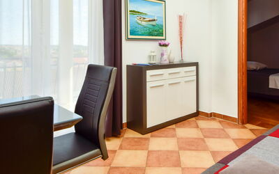 Mare 101.5: Møbel, Komfort, Cabinetry, Træ, Bygning, Indretning, Gulvbelægning, Etage, Stol, Stue